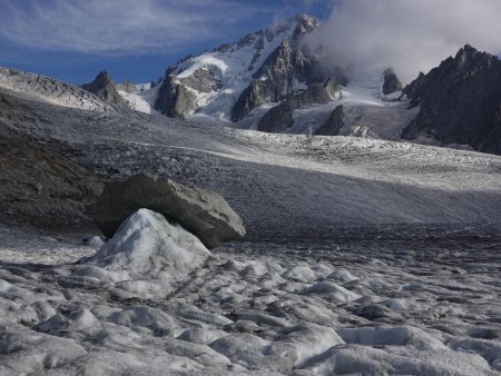 Le glacier, dominé par l’Aiguille du Chardonnet.