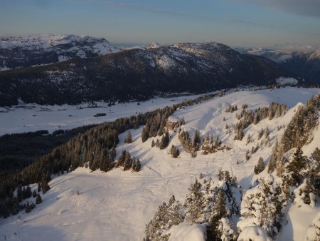 On domine le plan du Loup et le plateau des Glières.