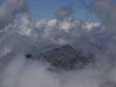 Dans une trouée, le Mont Fort.