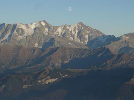 La lune se lève sur le massif de Tré-la-Tête.