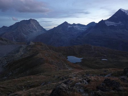 Descente vers la crête de Tsofeiret et son lac...