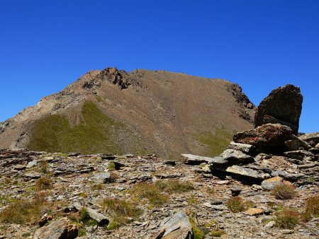 Cairn sommital du Monte Vallonet, devant la Punta di Leppe.