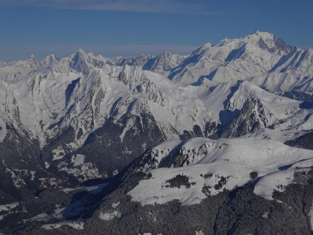 Le massif du Mont Blanc domine l’horizon.