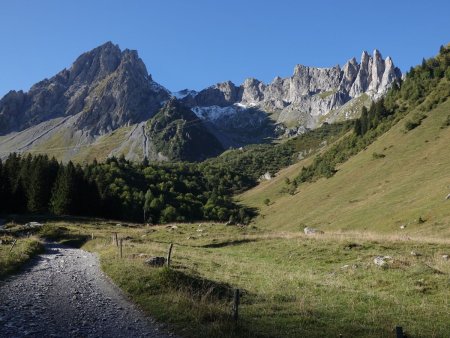 Le soleil vient réchauffer l’ambiance le long du grand faux-plat...