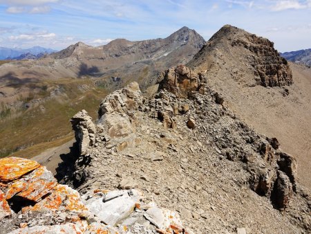 La Penne Blanche Orientale, vue de l’Occidentale. Au fond, la Tersiva.