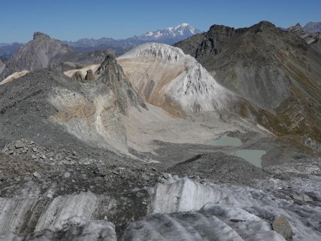 On s’élève au dessus des moraines...