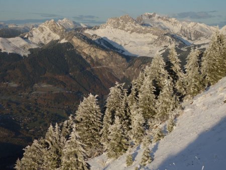 Haute Pointe, Chavasse, Chalune, Roc d’Enfer, et au loin les Cornettes de Bise.