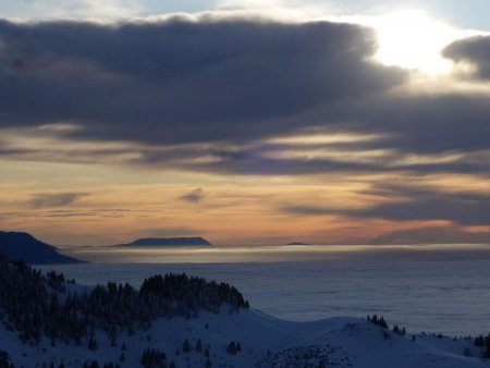 Au loin, le Mont du Chat domine la brume.