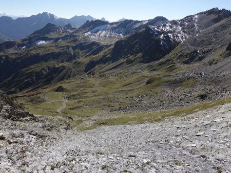 Raide descente derrière le col...