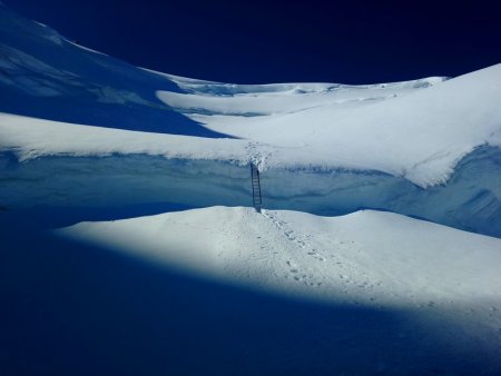 Dans la montée de la face nord : une échelle sur la première rimaye