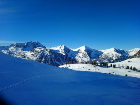 Vue sur les Cimes de Sistron (2603m), de Merlier (2575m) et de Mené (2470m)