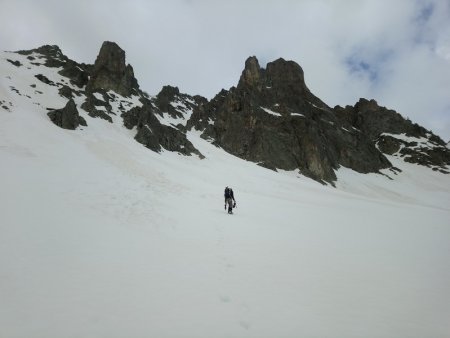 On se dirige vers le couloir, à gauche de la grande tour (antécime de Paranova)