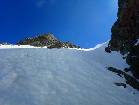 Au-dessus de la dalle : reste plus qu’à traverser vers la droite et atteindre la selle (50°)