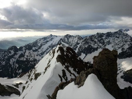 Depuis l’arête sommitale (couloir caché)