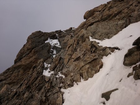 Les petites difficultés rocheuses (contournables par le couloir caché à gauche)