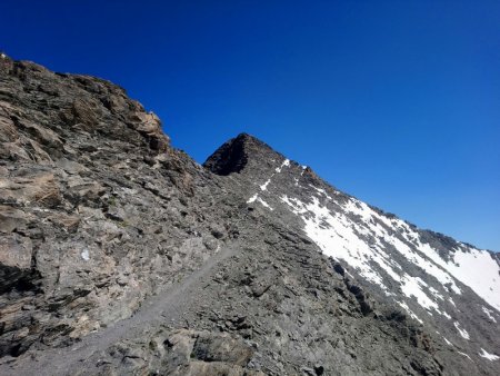 Le Sommet se dévoile avec sa magnifique arête effilée depuis le point 3306m