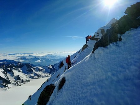 Sur l’arête, une cordée nous suit