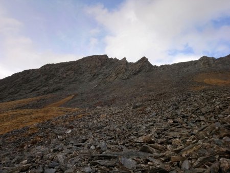 Retour sur l’arête sud-est depuis les pentes herbeuses du versant sud