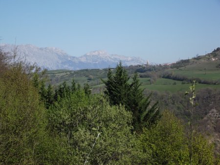 Vue sur l’église de Monteynard, le col de l’Arc et le Pic St Michel