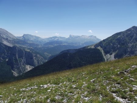 Plateau de Bure avec au pied les stations de Super Dévoluy et la Joue du Loup