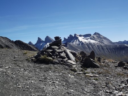 Beau cairn sur fond d’Aiguilles d’Arves, Trois Evêchés et Goléon