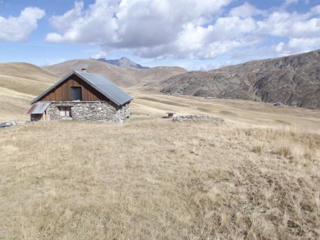 Dans le rétro, chalet du Fay au loin