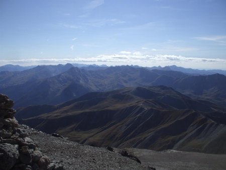 On distingue le lac de l’Étoile sur la ligne de crête