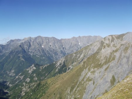 Dans le rétro, le Touret au 1er plan, massif du Coiro et Grand Armet au fond