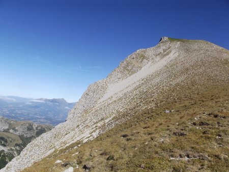 En descendant l’arête, vue arrière sur le sommet de la Crête de la Laisse