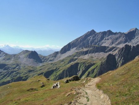 On commence la descente vers la Combe du Charbonnet. Devant le Roignais