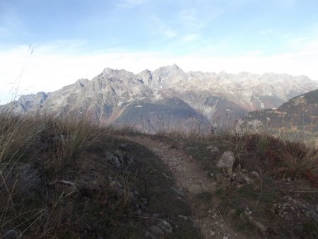 Le sentier en balcon, face au Grand Pic de Belledonne