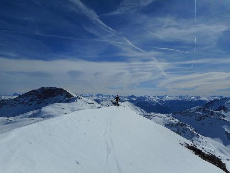 Arrivée vers le point 2910 des Lauzes Rousses, dans le rétro.