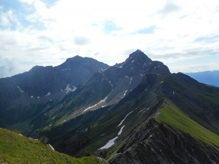 Sommet le Joug de l’Aigle : impressionnante Montagnette et Pouzenc au fond