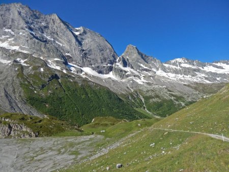 vue arrière vers la Chapelle