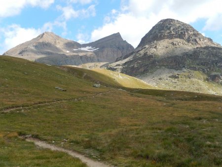 Vers la bifurcation, la Grande Aiguille Rousse montre ses deux oreilles ... 