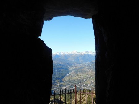 Par une meurtrière de l’observatoire : la vallée de l’Ubaye.