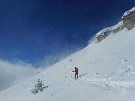 Traversée sous les barres rocheuses.