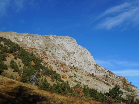 La face avec la dalle à grimper. Impressionnant de loin