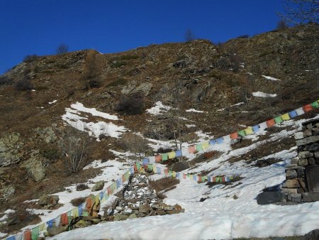 Au refuge c’est encore bien sec. Prions pour que la neige soit sur le plateau.