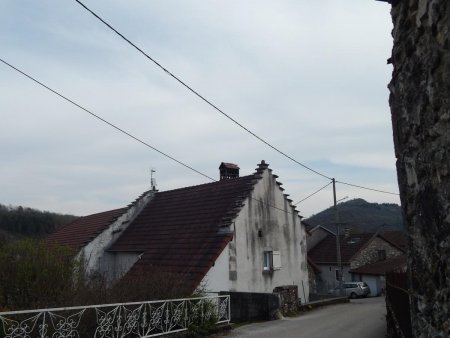 Maison typique de l’Ain avec lauzes et cheminée sarrazine à Colomieu