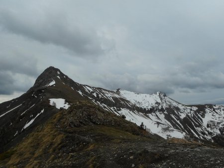 Le crête est atteinte, vue du l’Aiguille, Pic de Gleize et Montagne de Chaudun.