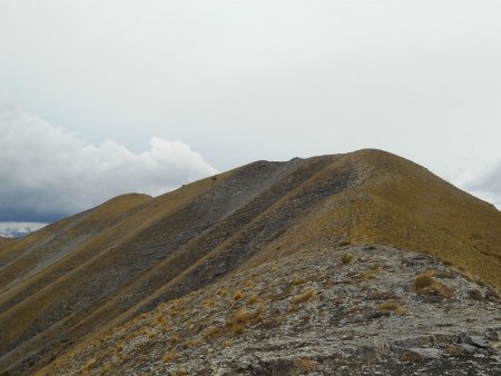 L’antécime 2000 au début et le sommet 2006m tout à gauche.