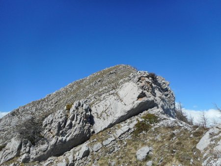 La barre qui se passe en escalade facile (II).