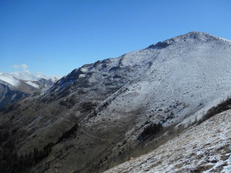 Dans le rétro : sente de retour à repérer et le Pic Melette.