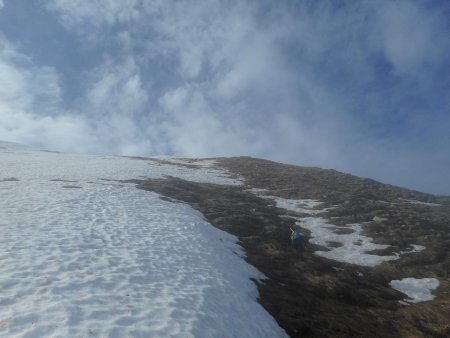 La pente herbeuse très raide d’accès direct au cairn.