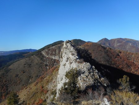 Dans le rétro , sentier balisé rouge par à droite au niveau du col