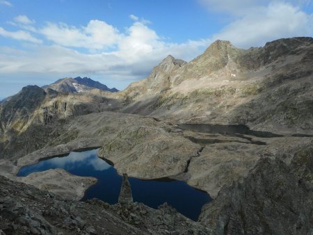 En descendant vers l’attaque de l’Aiguille du Veyre, passer côté lac.