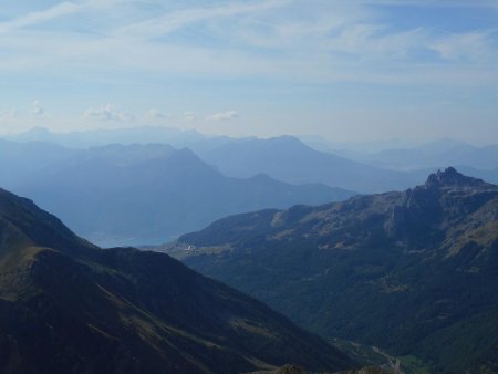 Sommet de l’Aiguille d’Orcières : vue sur le lac de Serre Ponçon.