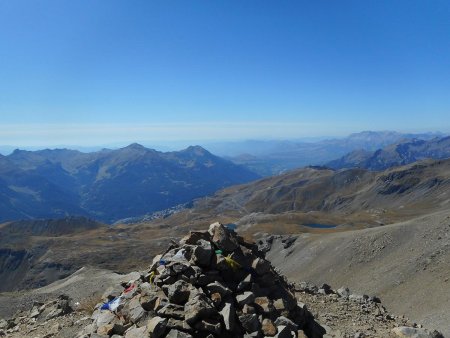 Au sommet du Roc Diolon : vue vers la station d’Orcières.