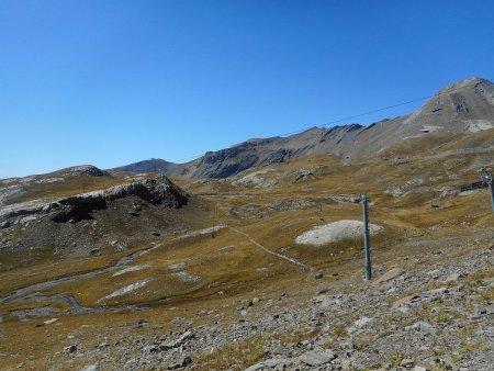 Rejoindre le lac Jumeaux en traversant sous le télésiège.